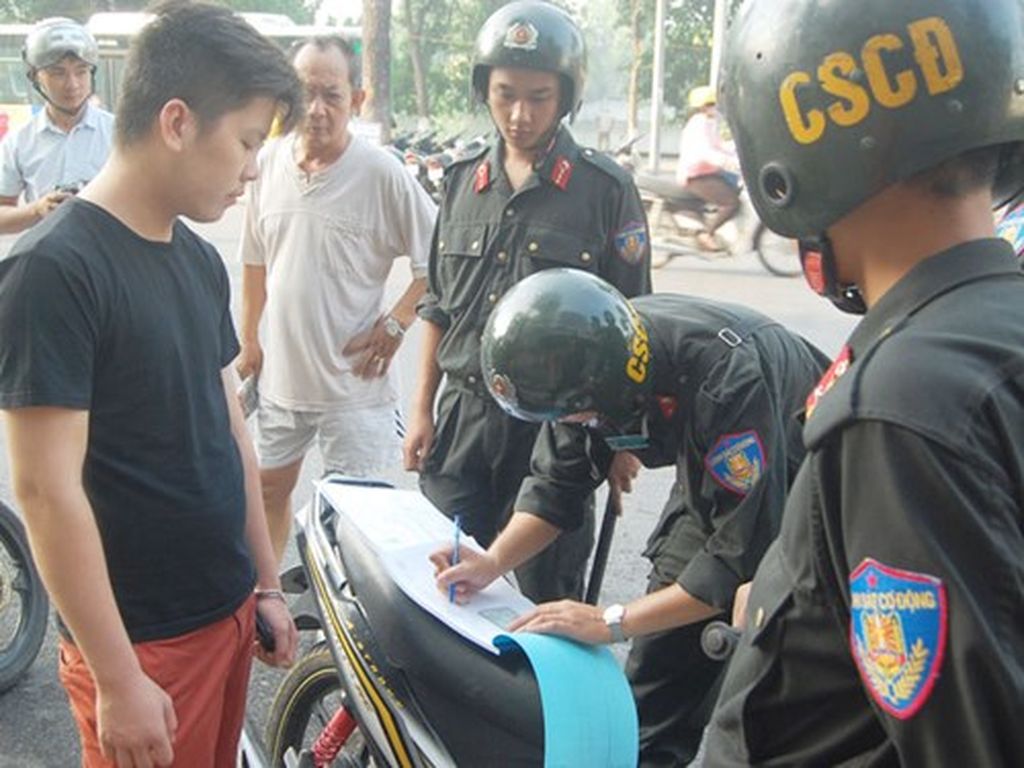 Hà Nội: Từ vi phạm mũ bảo hiểm, Cảnh sát cơ động “soi” ra tội phạm