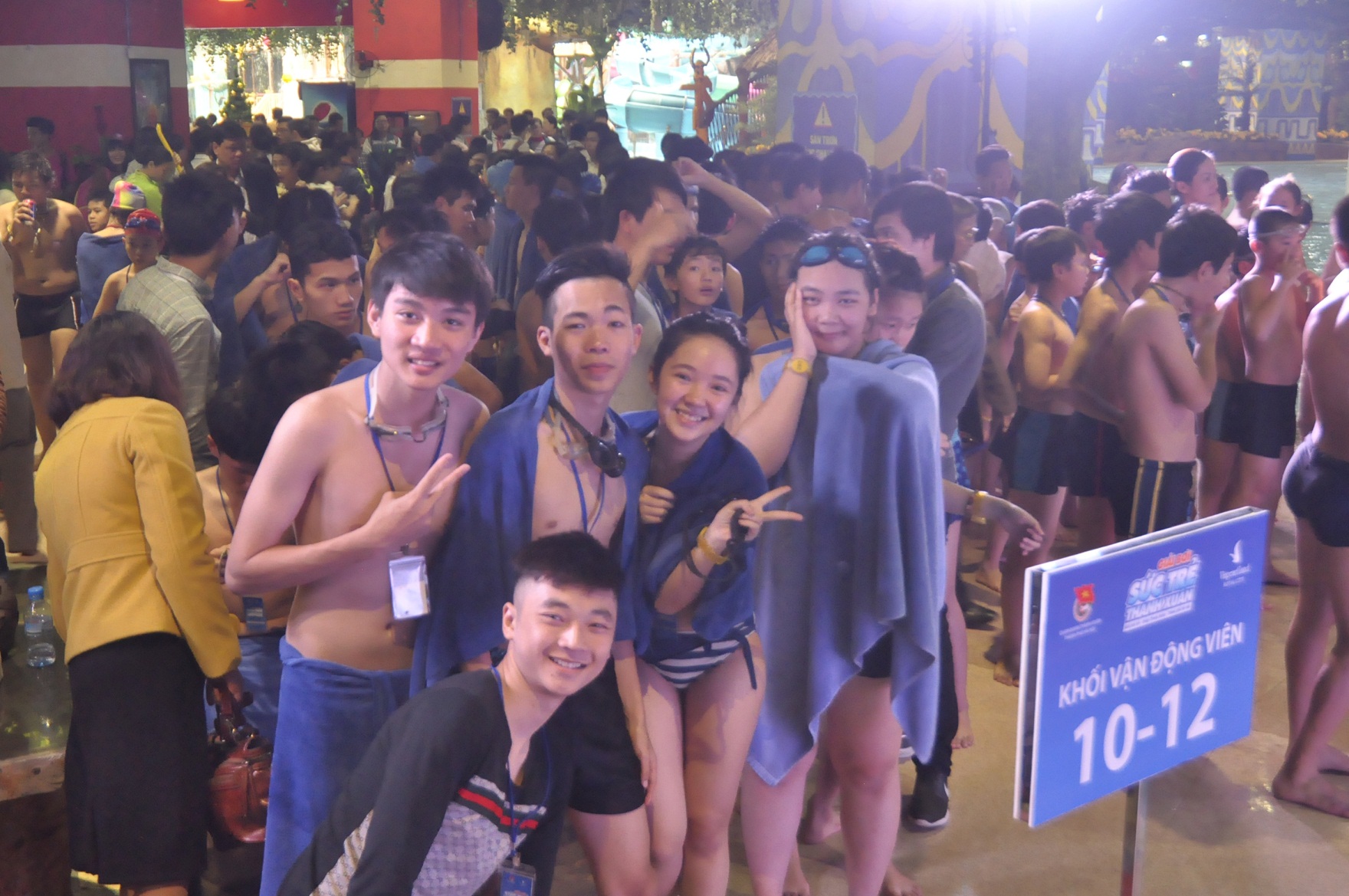Hàng trăm học sinh “nóng” cùng giải bơi tại Vinpearl Land Royal City