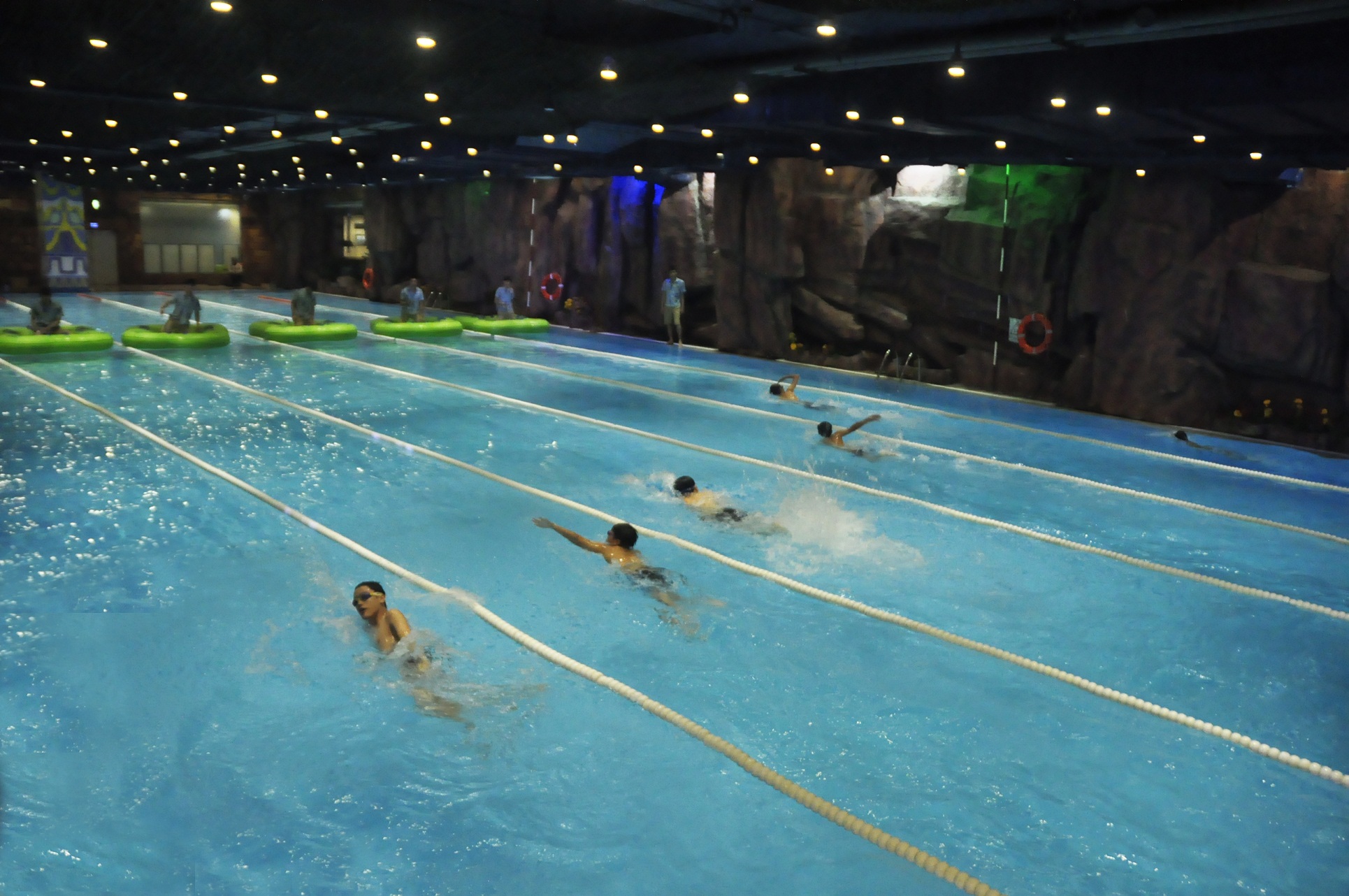 Hàng trăm học sinh “nóng” cùng giải bơi tại Vinpearl Land Royal City