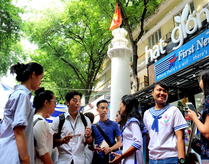 Khánh thành mô hình ngọn hải đăng Trường Sa và triển lãm ảnh “Trường Sa - nơi ta đến” tại Đường sách TP.HCM