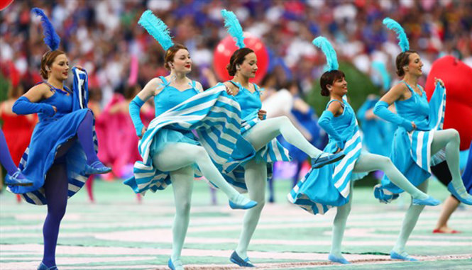 Những bông hồng Pháp xinh tươi trong Lễ khai mạc Euro 2016