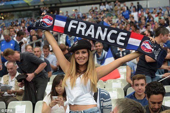 Những bông hồng Pháp xinh tươi trong Lễ khai mạc Euro 2016