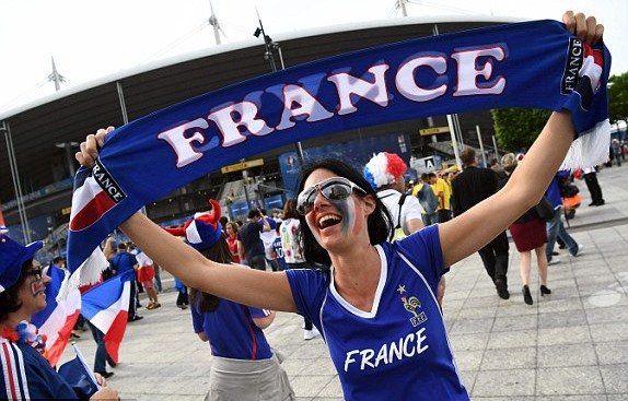 Những bông hồng Pháp xinh tươi trong Lễ khai mạc Euro 2016