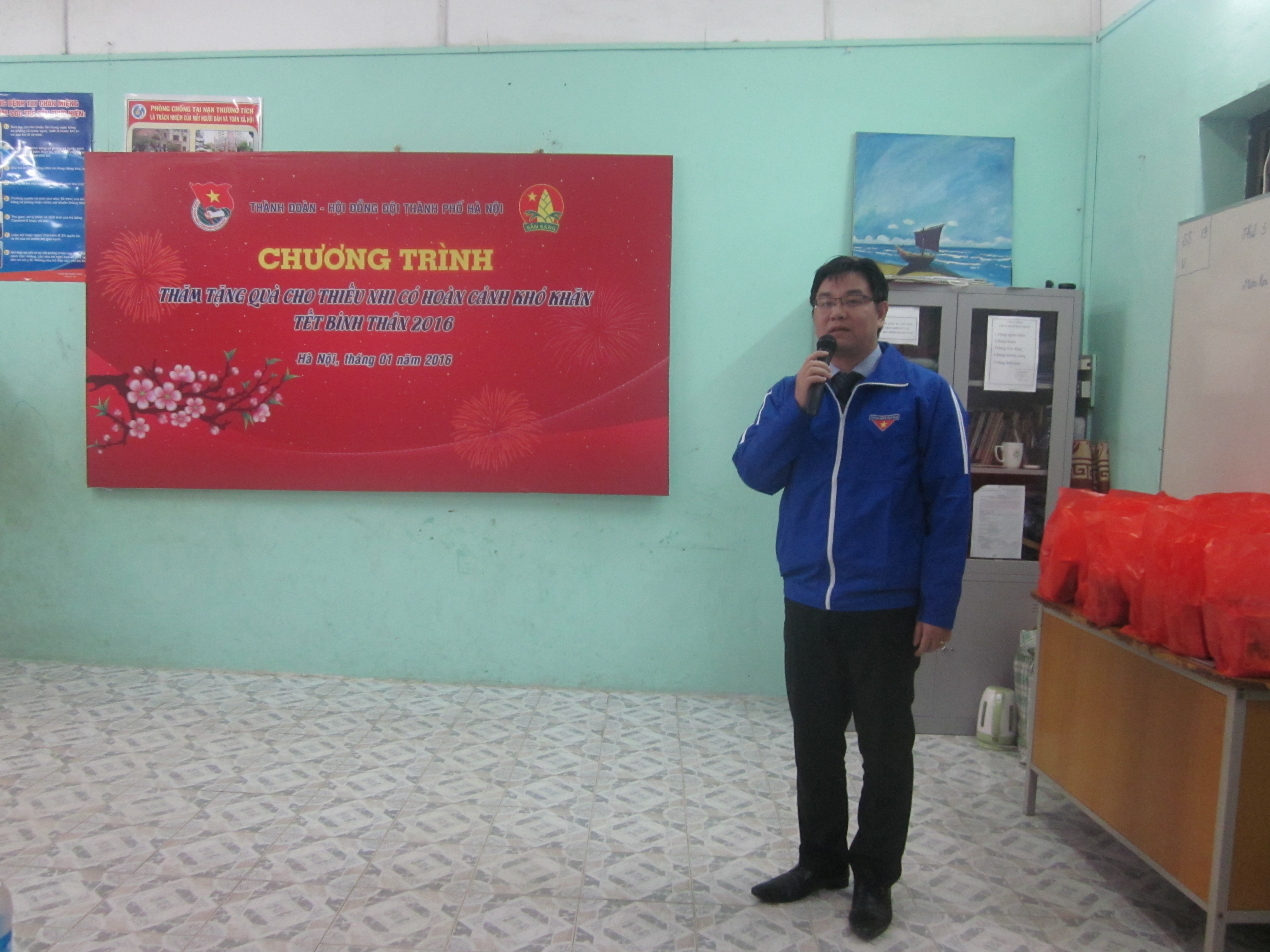 Thăm và tặng quà Tết cho trẻ em làng Hòa Bình