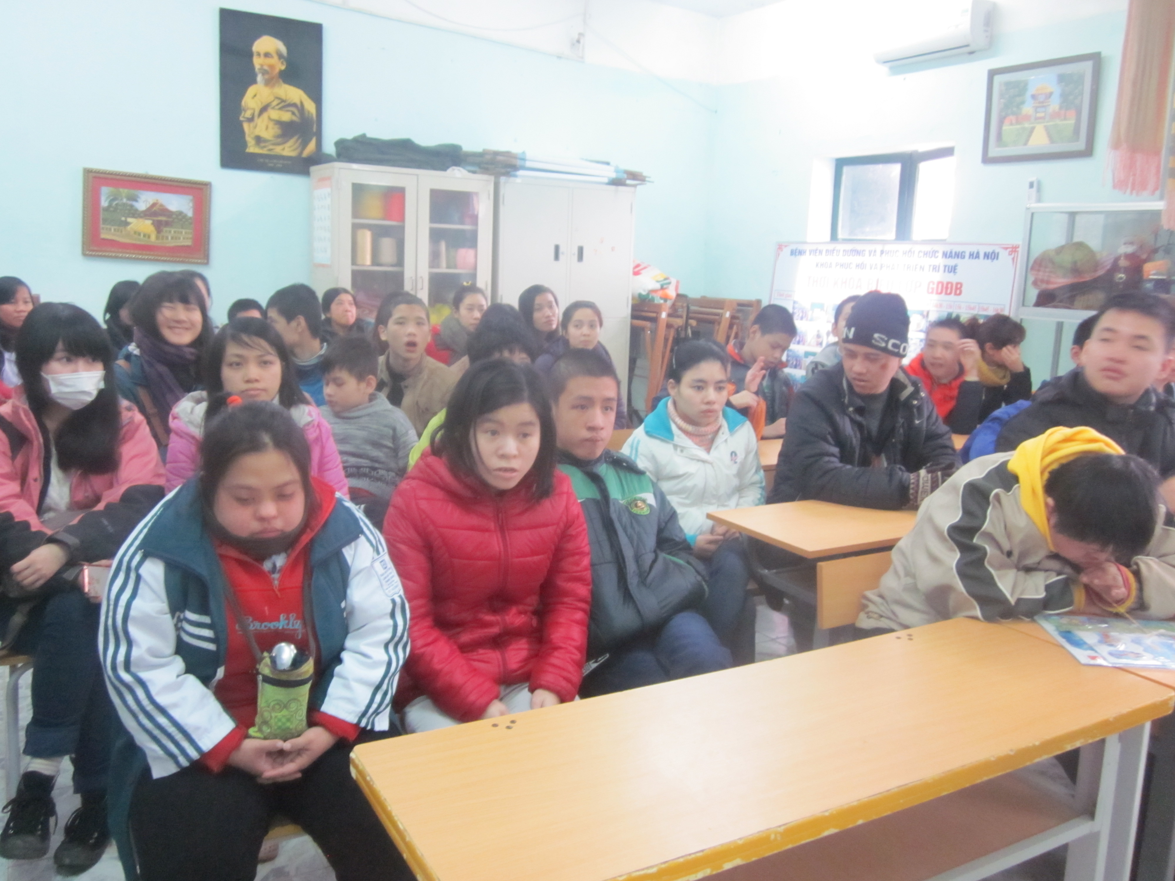 Thăm và tặng quà Tết cho trẻ em làng Hòa Bình