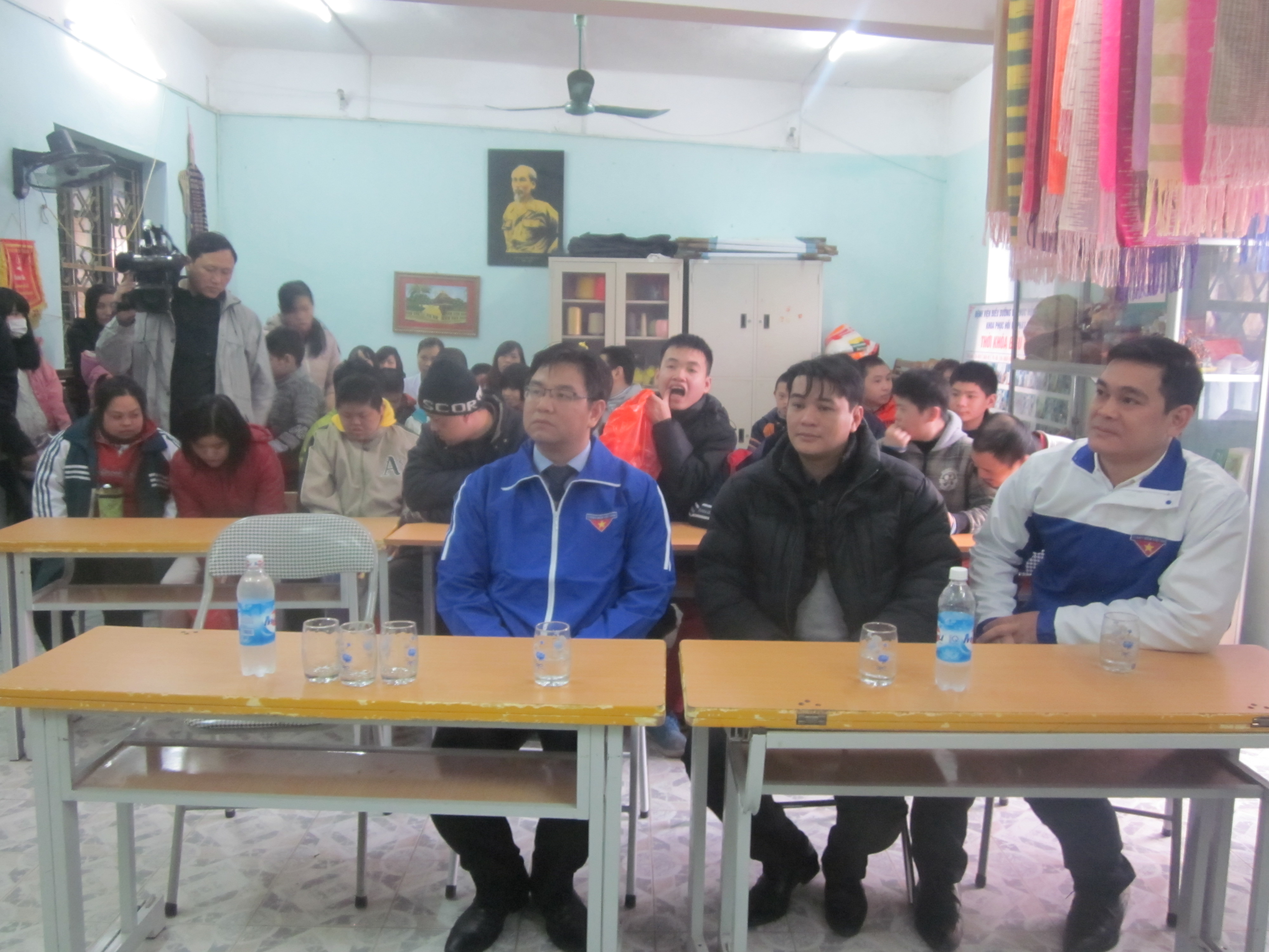 Thăm và tặng quà Tết cho trẻ em làng Hòa Bình