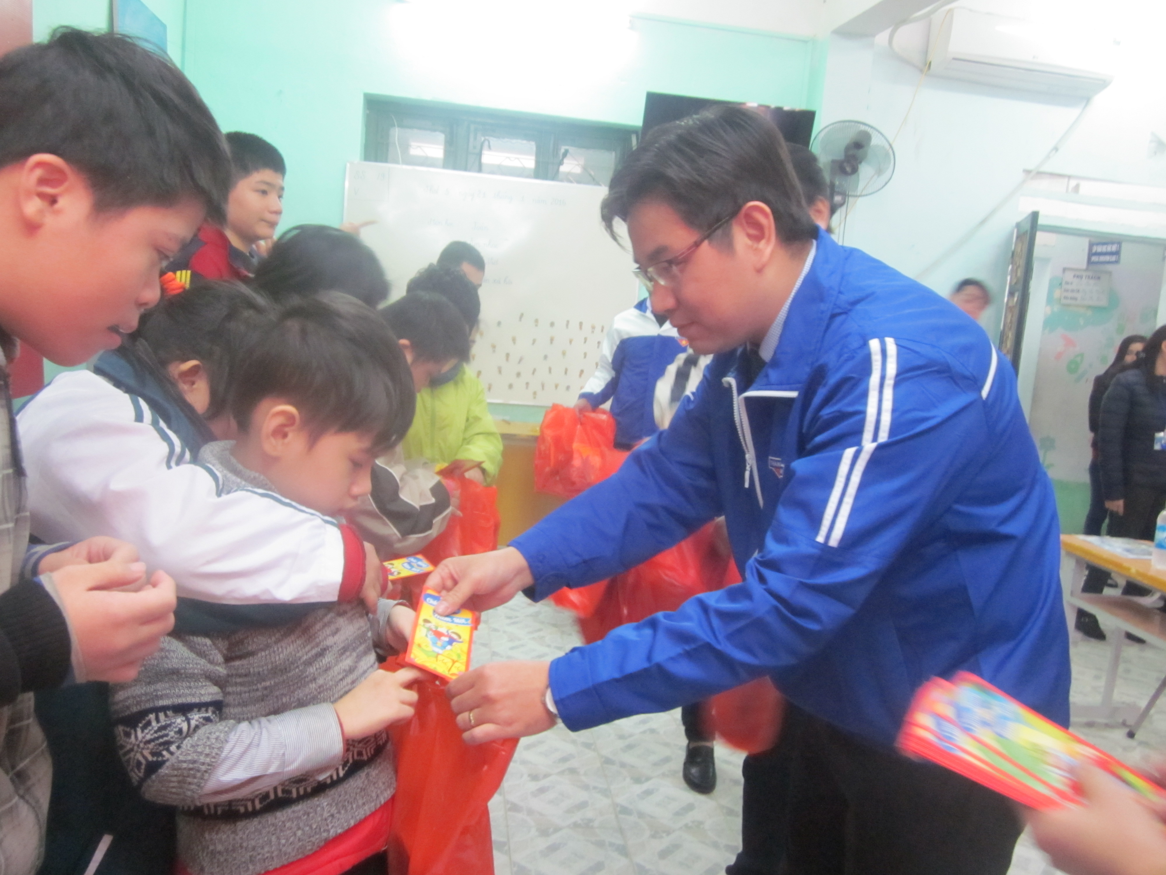 Thăm và tặng quà Tết cho trẻ em làng Hòa Bình