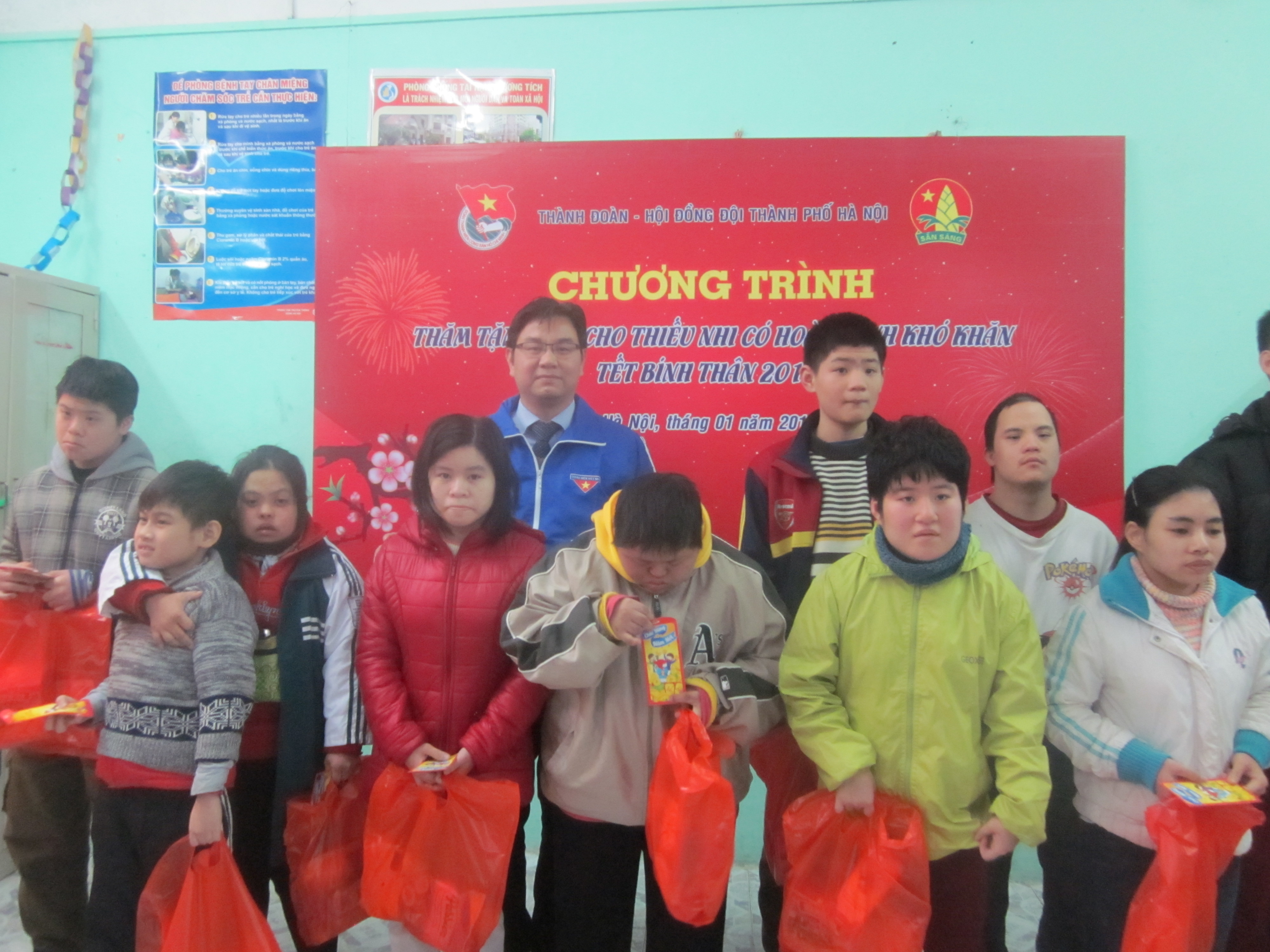 Thăm và tặng quà Tết cho trẻ em làng Hòa Bình