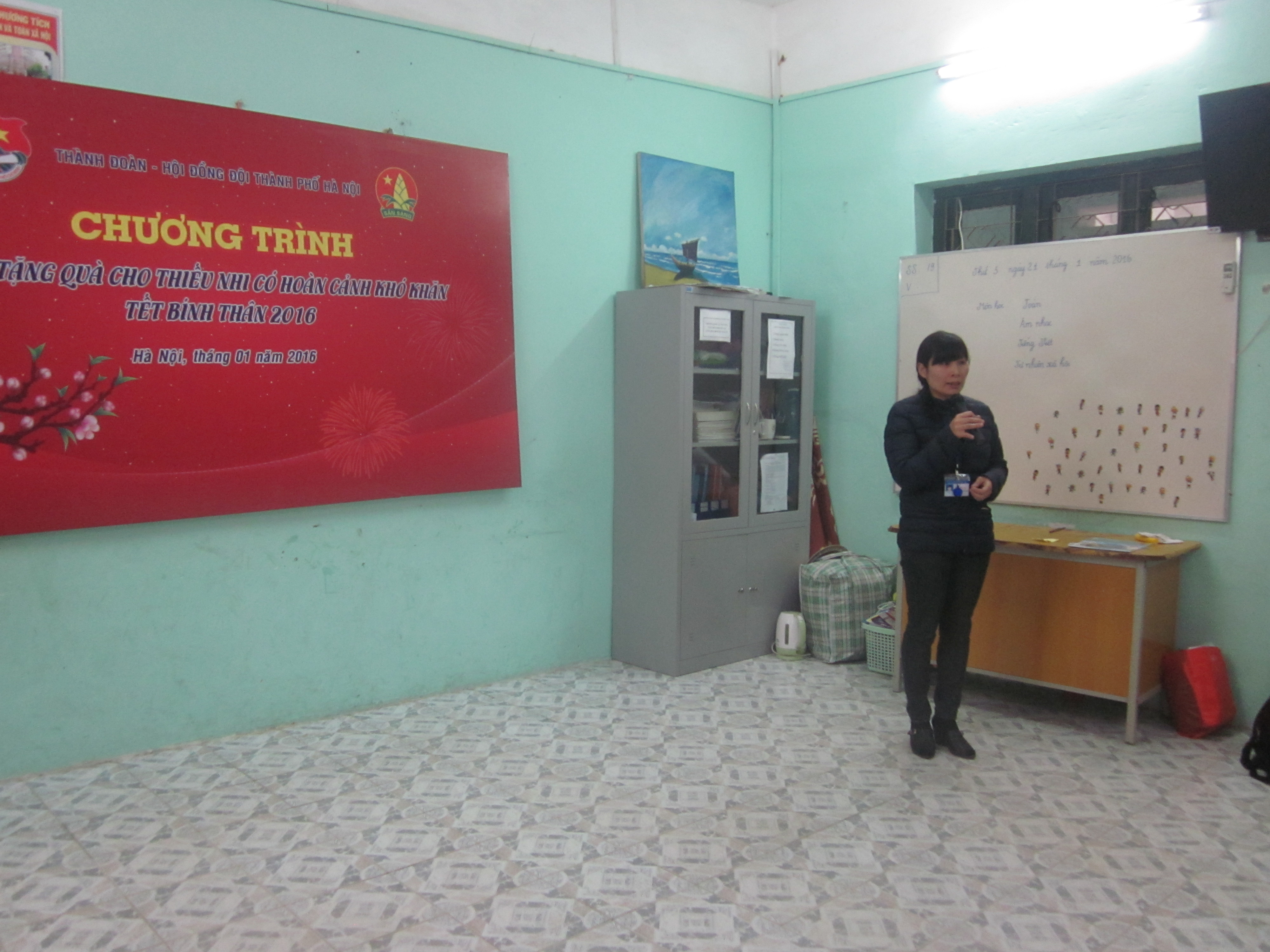 Thăm và tặng quà Tết cho trẻ em làng Hòa Bình