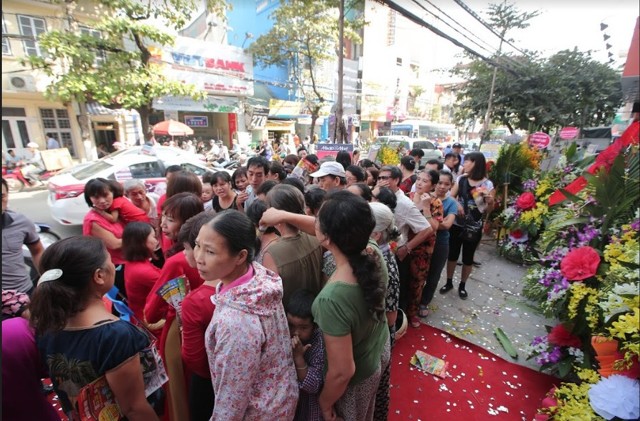 Tung nhiều chương trình khuyến mại lớn, MediaMart Khâm Thiên quá tải ngày khai trương