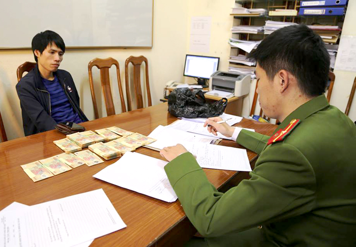 Lạng Sơn: Bắt quả tang đối tượng vận chuyển gần một trăm triệu đồng tiền giả