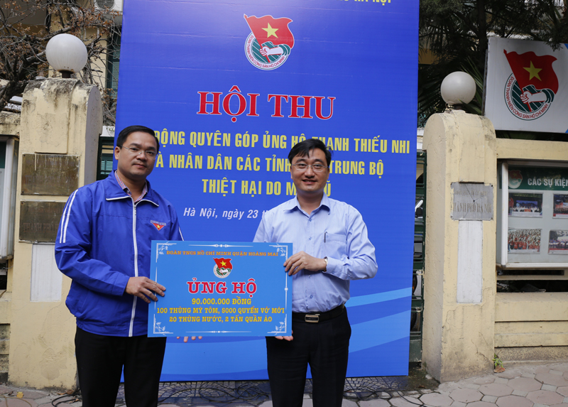 Thành đoàn Hà Nội: Tiếp nhận gần 300 triệu đồng tiền mặt cùng vật phẩm ủng hộ nhân dân các tỉnh Nam Trung Bộ