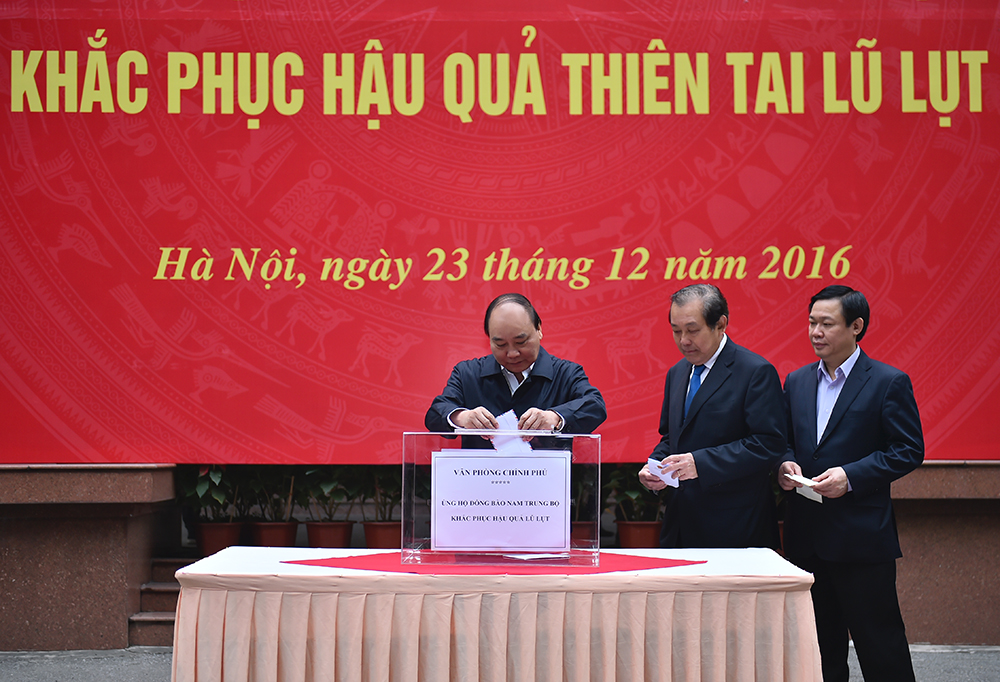 Lãnh đạo Chính phủ quyên góp ủng hộ đồng bào bị lũ lụt