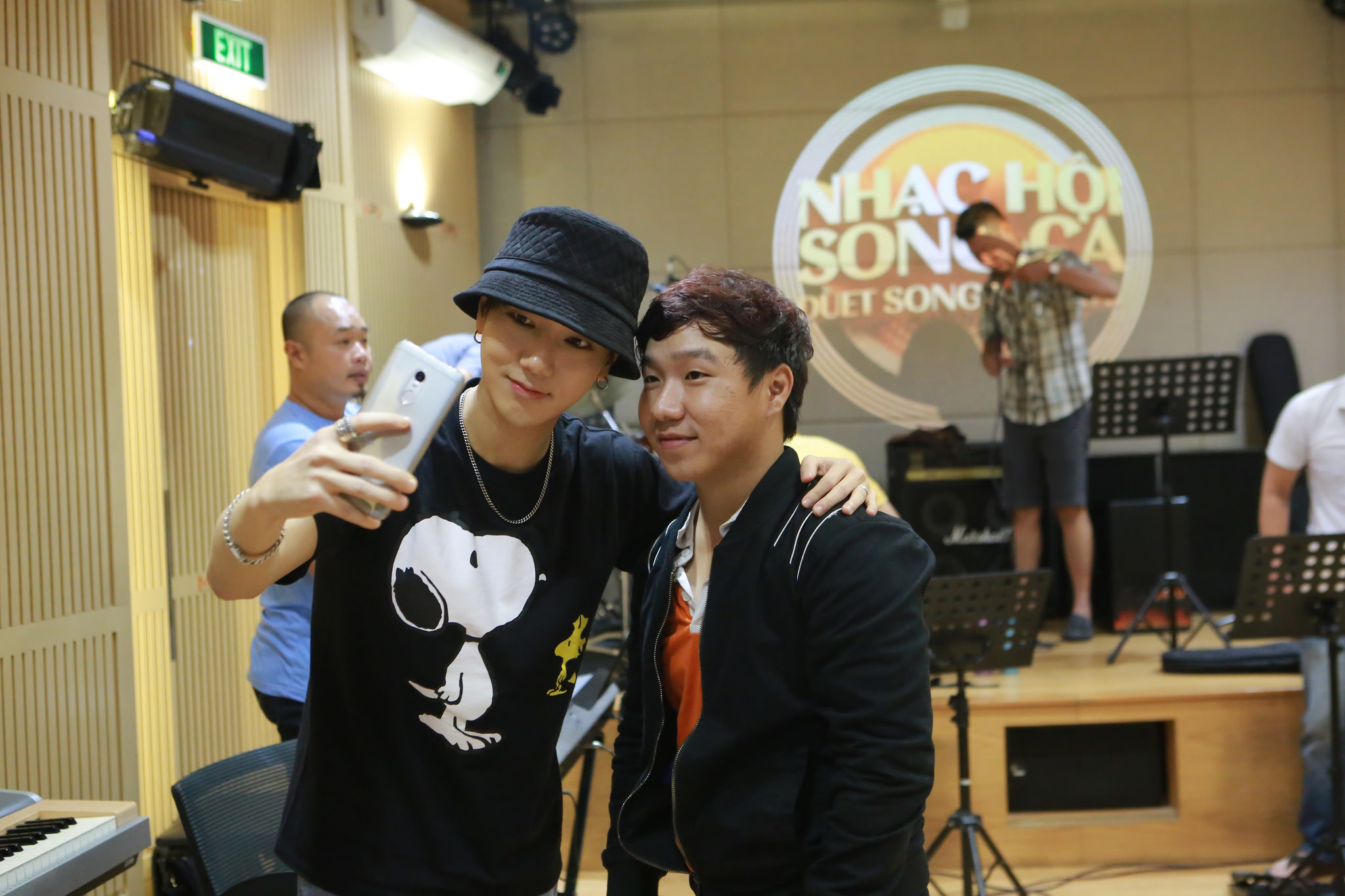 Nhạc sĩ Đức Trí chăm chú nghe Yesung tập hát