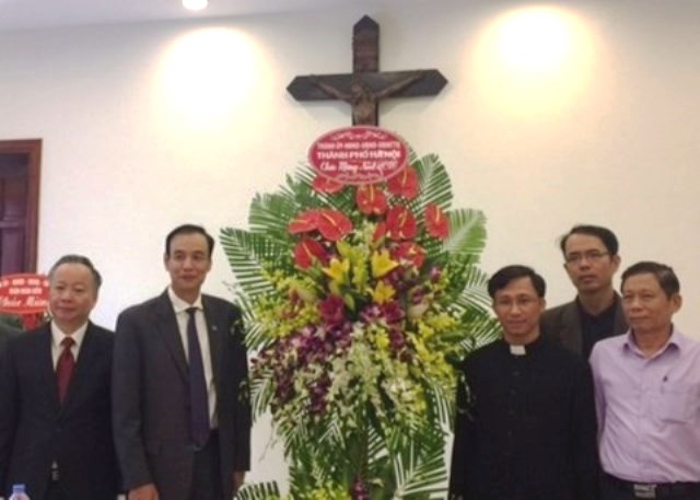 Phó Bí thư Thành ủy Đào Đức Toàn thăm, chúc mừng Giáo xứ Hàm Long