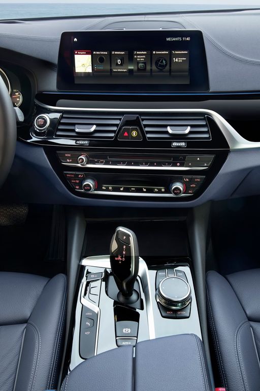 BMW 530e iPerformance điện hoá mới đã thâm nhập thị trường Anh