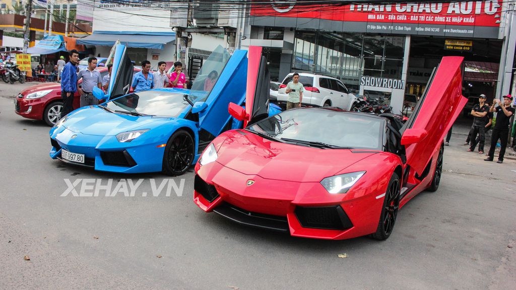 Bộ đôi siêu xe Lamborghini Aventador hàng “độc” huyên náo một góc phố