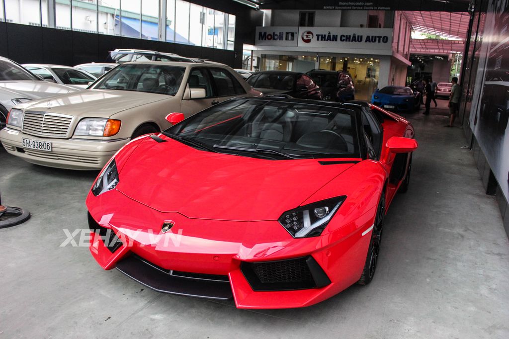 Bộ đôi siêu xe Lamborghini Aventador hàng “độc” huyên náo một góc phố