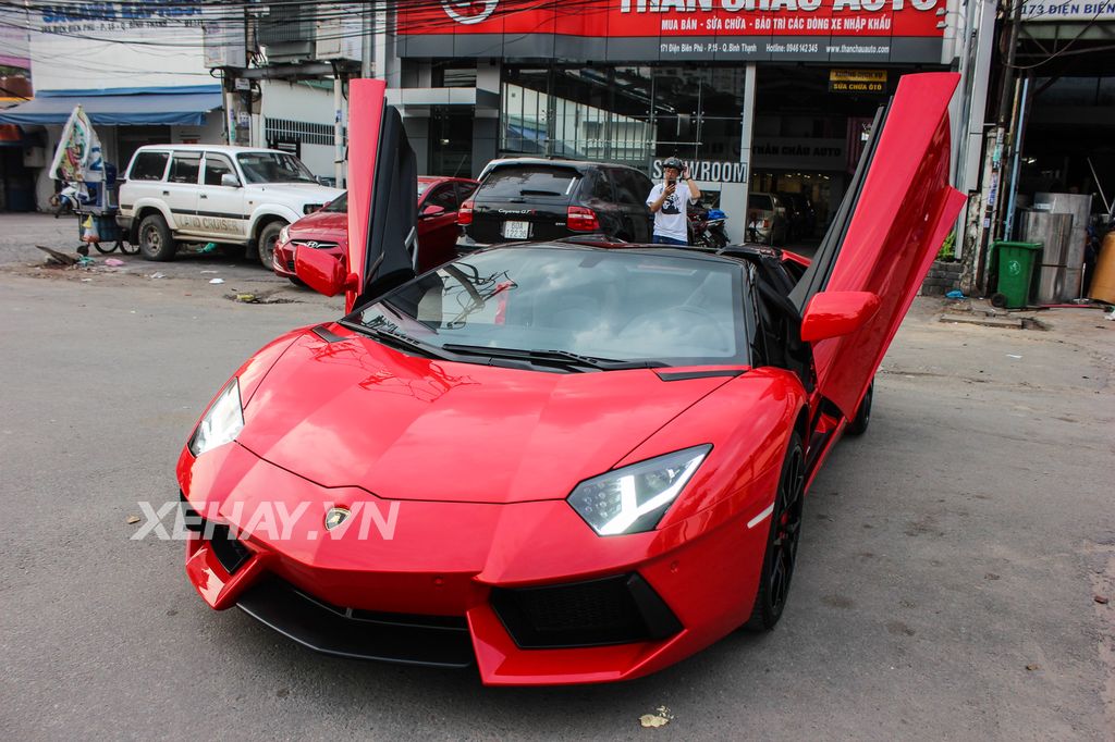 Bộ đôi siêu xe Lamborghini Aventador hàng “độc” huyên náo một góc phố