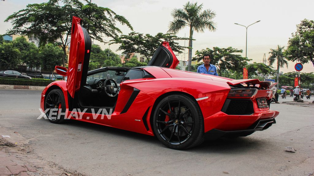 Bộ đôi siêu xe Lamborghini Aventador hàng “độc” huyên náo một góc phố