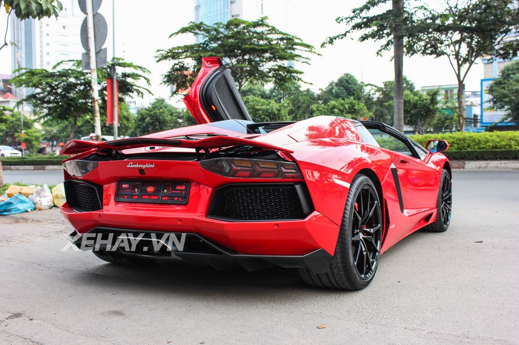 Bộ đôi siêu xe Lamborghini Aventador hàng “độc” huyên náo một góc phố