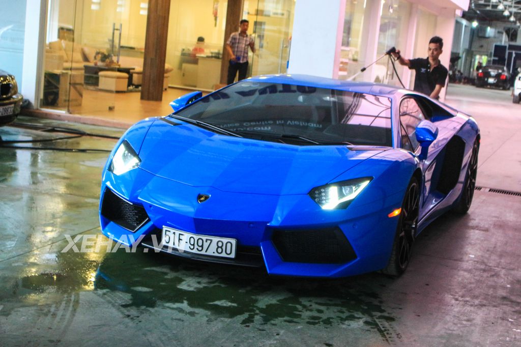 Bộ đôi siêu xe Lamborghini Aventador hàng “độc” huyên náo một góc phố