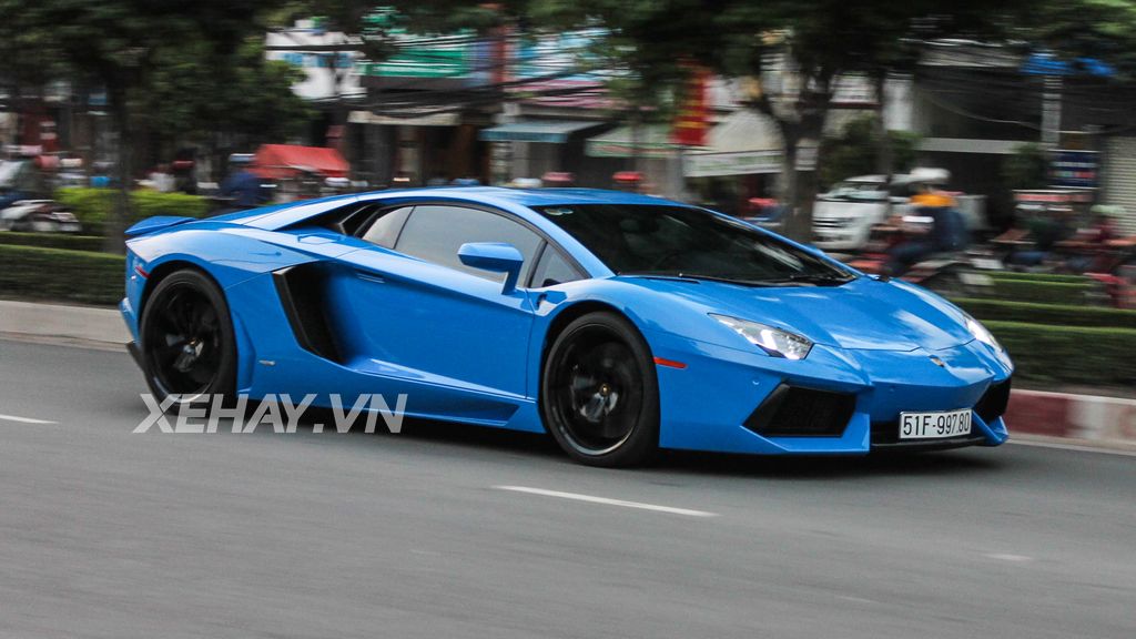 Bộ đôi siêu xe Lamborghini Aventador hàng “độc” huyên náo một góc phố