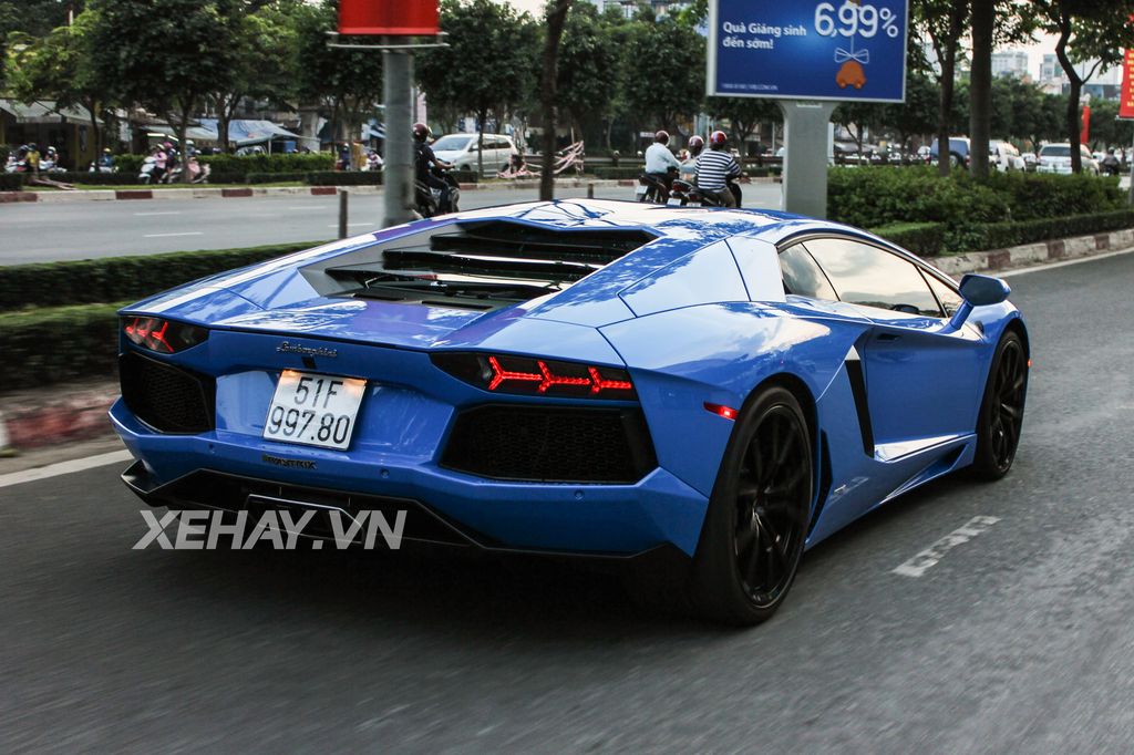 Bộ đôi siêu xe Lamborghini Aventador hàng “độc” huyên náo một góc phố