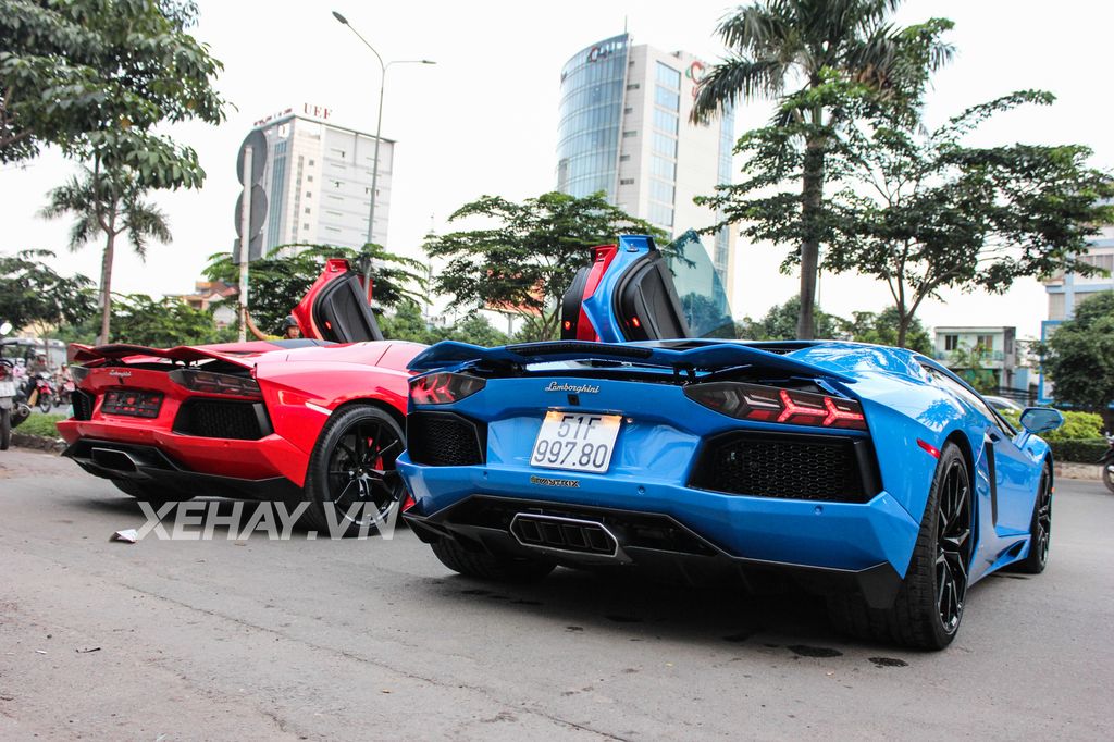 Bộ đôi siêu xe Lamborghini Aventador hàng “độc” huyên náo một góc phố