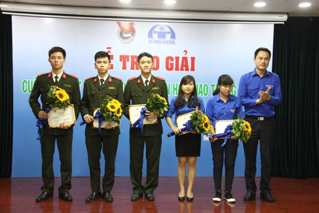 Trao giải Cuộc thi viết “Thanh niên với văn hoá giao thông” 2016