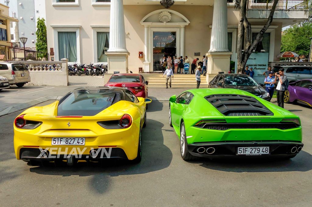 Chạm mặt cặp đôi Ferrari 488 GTB, Lamborghini Huracan của thiếu gia Họ Phan trên phố