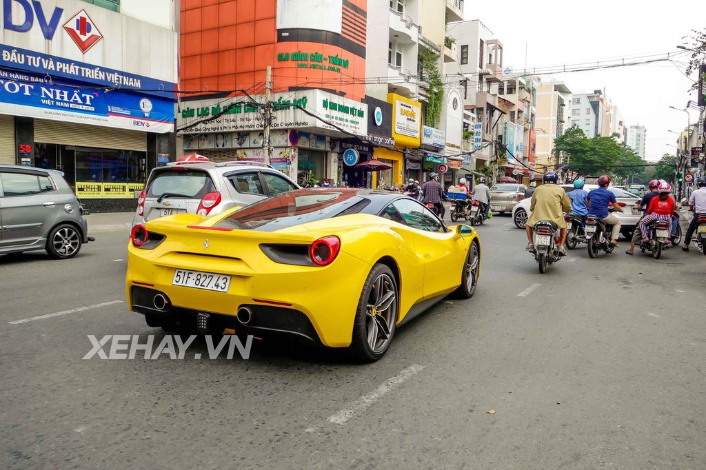 Chạm mặt cặp đôi Ferrari 488 GTB, Lamborghini Huracan của thiếu gia Họ Phan trên phố