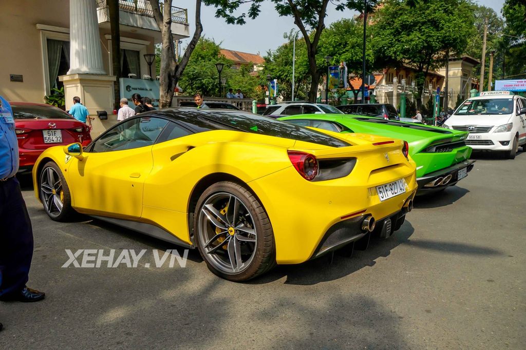 Chạm mặt cặp đôi Ferrari 488 GTB, Lamborghini Huracan của thiếu gia Họ Phan trên phố