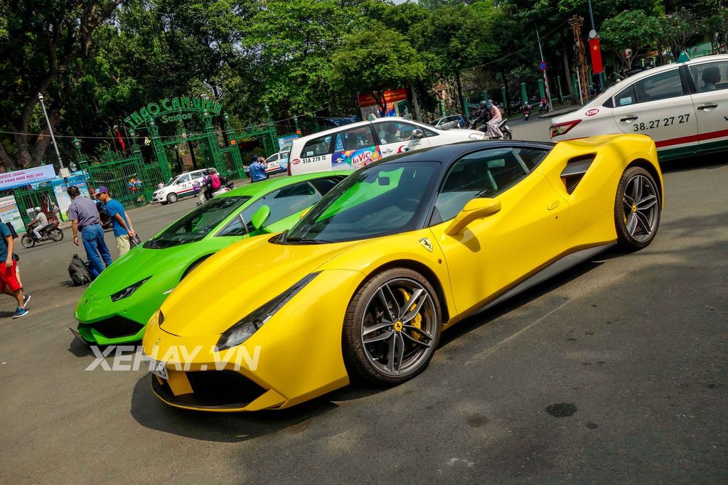 Chạm mặt cặp đôi Ferrari 488 GTB, Lamborghini Huracan của thiếu gia Họ Phan trên phố