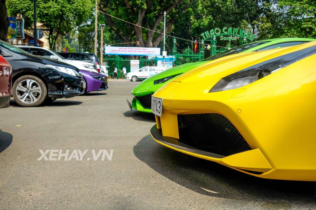 Chạm mặt cặp đôi Ferrari 488 GTB, Lamborghini Huracan của thiếu gia Họ Phan trên phố