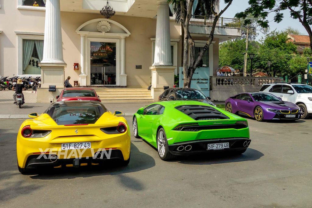 Chạm mặt cặp đôi Ferrari 488 GTB, Lamborghini Huracan của thiếu gia Họ Phan trên phố