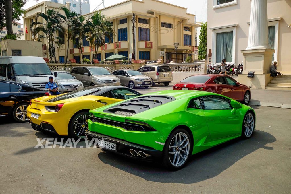 Chạm mặt cặp đôi Ferrari 488 GTB, Lamborghini Huracan của thiếu gia Họ Phan trên phố