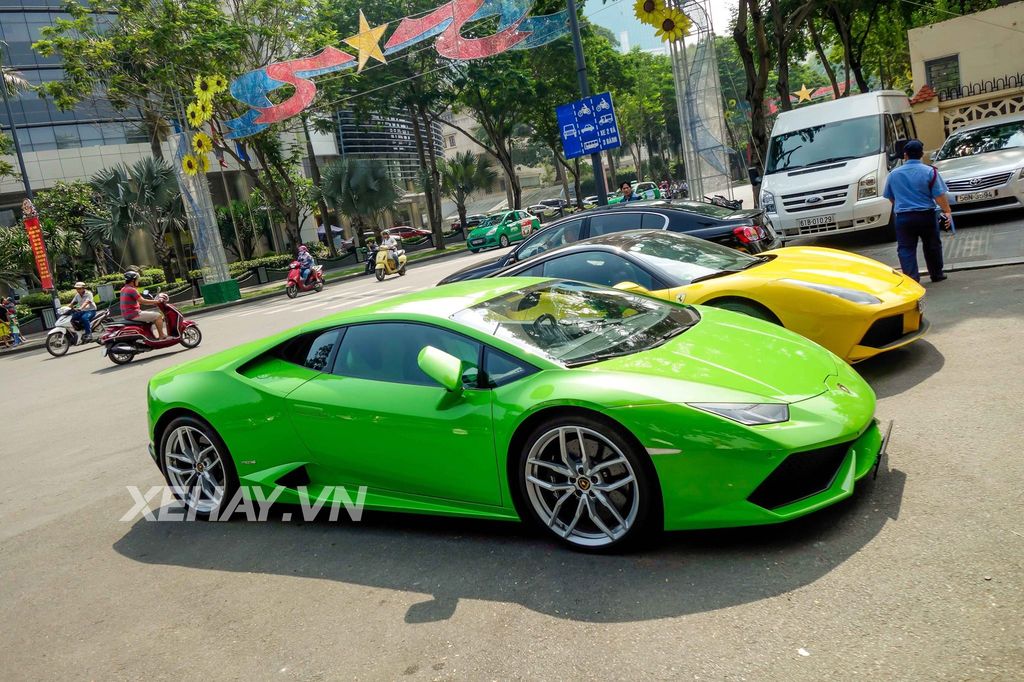 Chạm mặt cặp đôi Ferrari 488 GTB, Lamborghini Huracan của thiếu gia Họ Phan trên phố