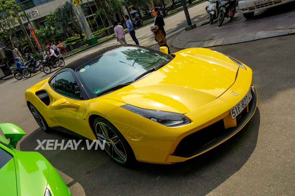 Chạm mặt cặp đôi Ferrari 488 GTB, Lamborghini Huracan của thiếu gia Họ Phan trên phố