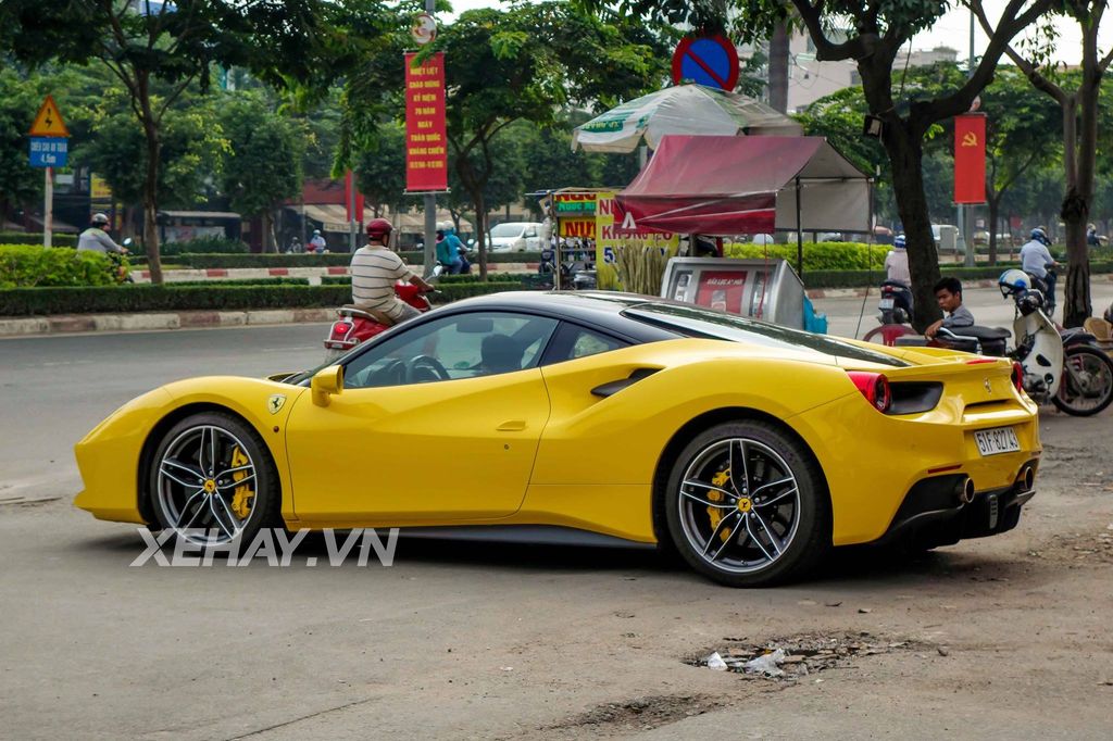 Chạm mặt cặp đôi Ferrari 488 GTB, Lamborghini Huracan của thiếu gia Họ Phan trên phố