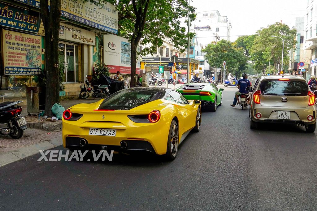 Chạm mặt cặp đôi Ferrari 488 GTB, Lamborghini Huracan của thiếu gia Họ Phan trên phố