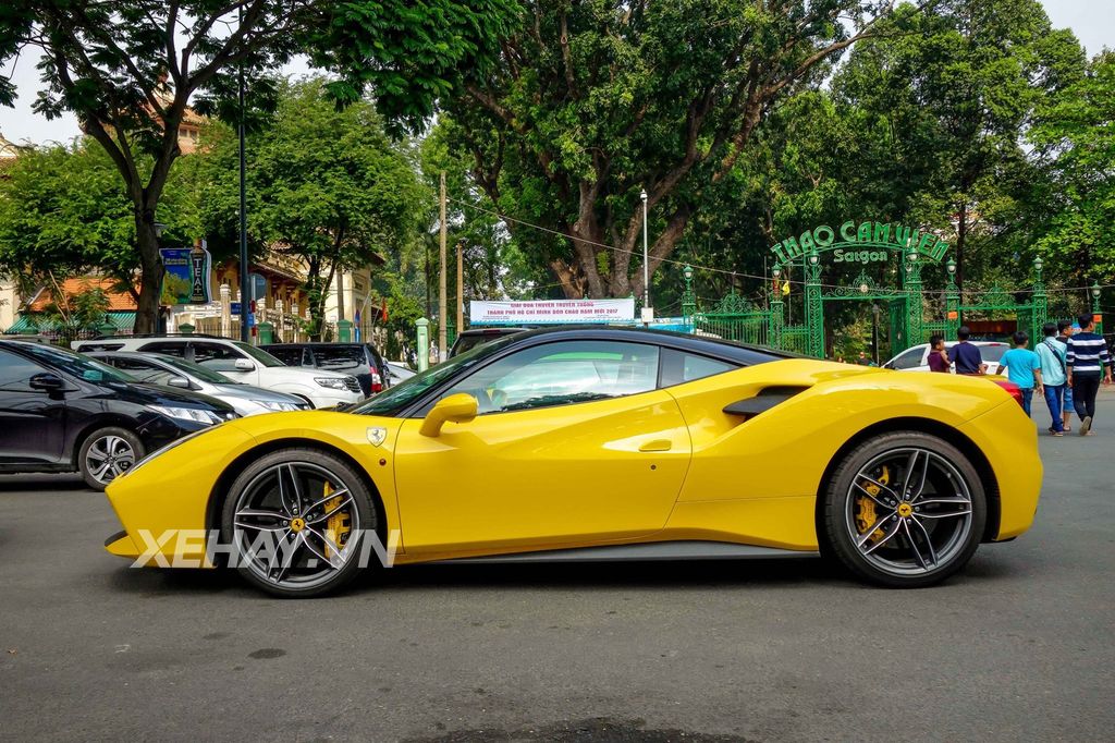 Chạm mặt cặp đôi Ferrari 488 GTB, Lamborghini Huracan của thiếu gia Họ Phan trên phố