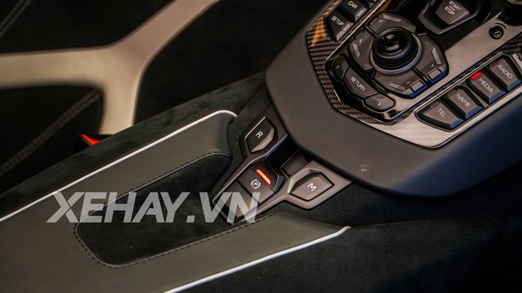 Chi tiết Lamborghini Aventador SV mui trần đầu tiên tại Việt Nam
