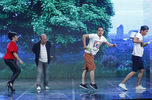 Gala Cười 2017: Quang Thắng, Xuân Bắc lạ lẫm trong hình hài của thành viên ban nhạc Modern Taking