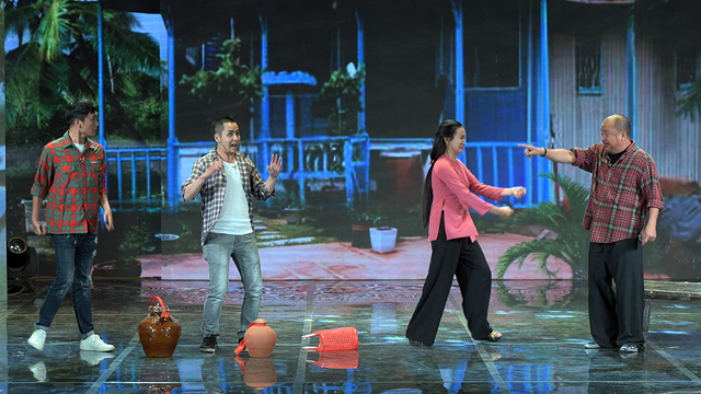 Gala Cười 2017: Quang Thắng, Xuân Bắc lạ lẫm trong hình hài của thành viên ban nhạc Modern Taking