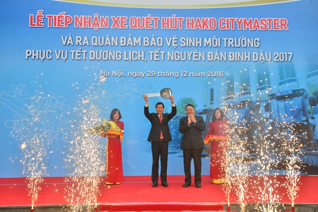 Hà Nội tiếp nhận 12 xe quét, hút bụi chuyên dụng