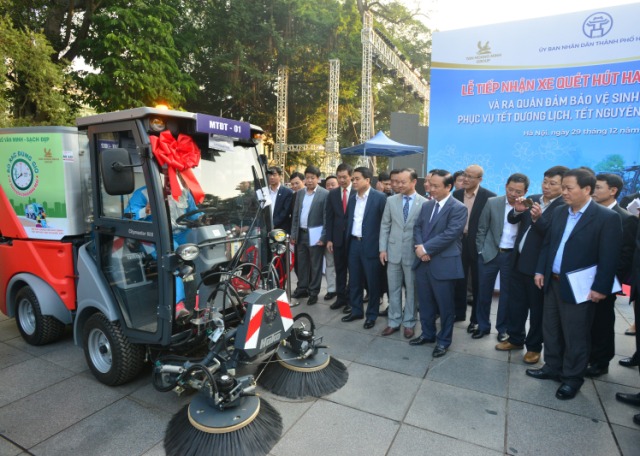 Hà Nội tiếp nhận 12 xe quét, hút bụi chuyên dụng
