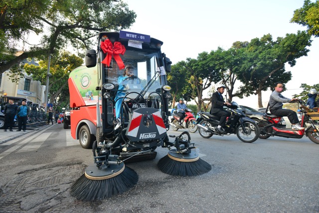 Hà Nội tiếp nhận 12 xe quét, hút bụi chuyên dụng