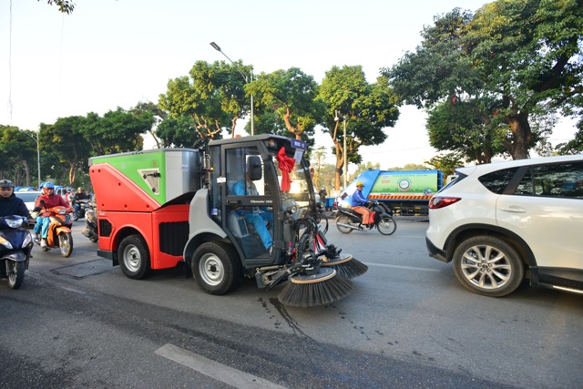 Hà Nội tiếp nhận 12 xe quét, hút bụi chuyên dụng