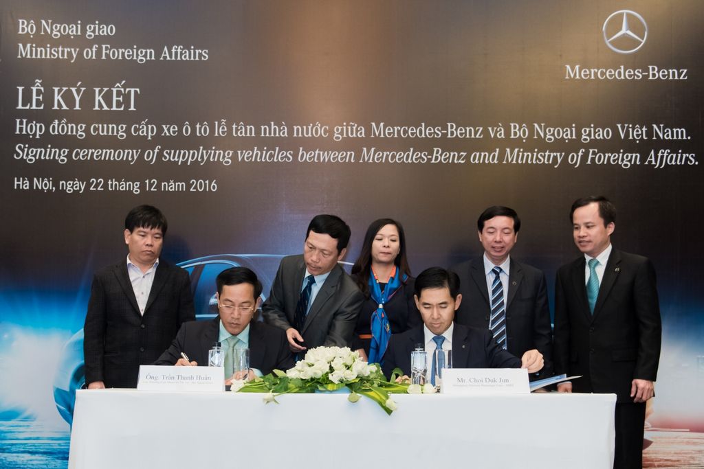 Mercedes-Benz Việt Nam ký kết hợp đồng cung cấp 25 xe S-Class với Bộ Ngoại giao